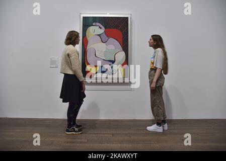 Deux femmes regardent « le rêve » de Pablo Picasso au Tate Modern de 6 mars 2018 à Londres, en Angleterre. 'Picasso 1932: L'amour, la renommée et la tragédie' est la première exposition solo à Tate Modern de l'œuvre de l'artiste et comprend plus de 100 œuvres. (Photo par Alberto Pezzali/NurPhoto) Banque D'Images