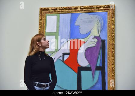 Les employés posent lors d'un aperçu de la presse de l'exposition "l'EY: Picasso 1932 – Amour, gloire, tragédie" à Tate Modern, Londres on 6 mars 2018. C'est la toute première exposition solo de Pablo Picasso à Tate Modern. Il est composé de plus de 100 peintures, sculptures et dessins, mélangés à des photographies de famille et de rares aperçus dans sa vie personnelle. Trois de ses extraordinaires peintures mettant en vedette son amant Marie-Thérèse Walter sont présentées ensemble pour la première fois depuis qu'elles ont été créées sur une période de cinq jours seulement en mars 1932. (Photo par Alberto Pezzali/NurPhoto) Banque D'Images