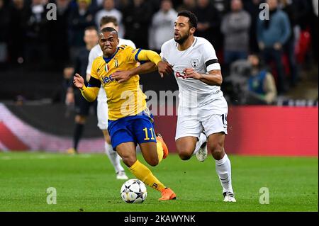 Mousa Dembl de Tottenham est défiée par Douglas Costa de Juventus lors du match de l'UEFA Champions League entre Tottenham Hotspur et Juventus au stade Wembley, Londres, Angleterre, le 7 mars 2018. (Photo de Giuseppe Maffia/NurPhoto) Banque D'Images