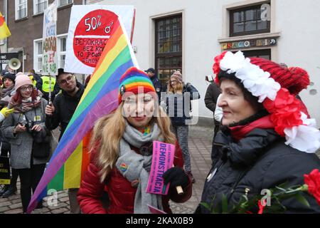 Les participants de la Marche de 'Manifa' sont vus à Gdansk, en Pologne, le 8 mars 2018 les participants de mars célèbrent la Journée internationale de la femme - une journée mondiale célébrant les réalisations sociales, économiques, culturelles et politiques des femmes. Les manifestants exigent les droits des femmes, le respect et le libre choix de l'avortement. (Photo de Michal Fludra/NurPhoto) Banque D'Images