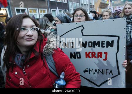 Les participants de la Marche de 'Manifa' sont vus à Gdansk, en Pologne, le 8 mars 2018 les participants de mars célèbrent la Journée internationale de la femme - une journée mondiale célébrant les réalisations sociales, économiques, culturelles et politiques des femmes. Les manifestants exigent les droits des femmes, le respect et le libre choix de l'avortement. (Photo de Michal Fludra/NurPhoto) Banque D'Images