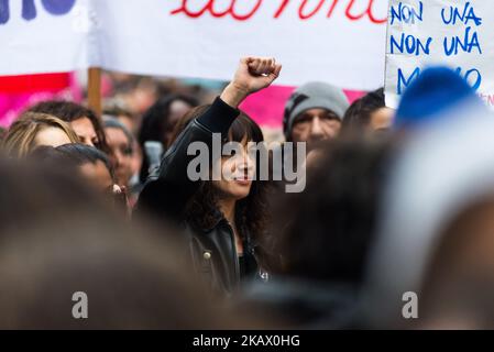 L’actrice italienne Asia Argento (C) participe à une marche organisée par le mouvement ‘non una di meno’ (moi aussi) lors d’une grève d’une journée pour défendre le droit des femmes à l’occasion de la Journée internationale de la femme à Rome, en Italie, au 8 mars 2018. (Photo de Michele Spatari/NurPhoto) Banque D'Images