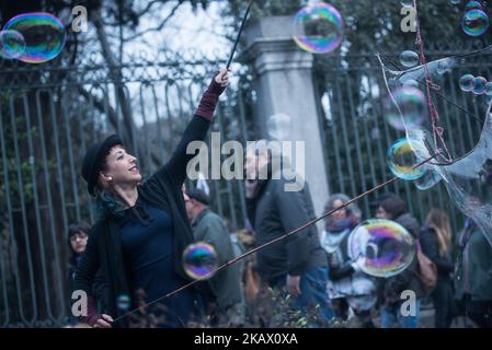 Des femmes criant des slogans en colère lors de la Journée internationale de la femme à Madrid le 8th mars 2018. Les femmes exigent des droits de travail égaux et la fin de la violence à l'égard des femmes dans la société espagnole. L'Espagne célèbre aujourd'hui la Journée internationale de la femme avec une grève générale sans précédent pour défendre leurs droits, qui fera annuler des centaines de trains et d'innombrables manifestations tout au long de la journée. (Photo par ISA Saiz/NurPhoto) Banque D'Images