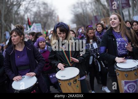 Des femmes criant des slogans en colère lors de la Journée internationale de la femme à Madrid le 8th mars 2018. Les femmes exigent des droits de travail égaux et la fin de la violence à l'égard des femmes dans la société espagnole. L'Espagne célèbre aujourd'hui la Journée internationale de la femme avec une grève générale sans précédent pour défendre leurs droits, qui fera annuler des centaines de trains et d'innombrables manifestations tout au long de la journée. (Photo par ISA Saiz/NurPhoto) Banque D'Images