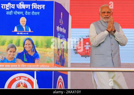 Le Premier ministre Narendra Modi salue la réunion publique à l'occasion de la Journée internationale de la femme à Jhunjhunu , Rajasthan, Inde, sur 8 mars,2018. (Photo de Vishal Bhatnagar/NurPhoto) Banque D'Images