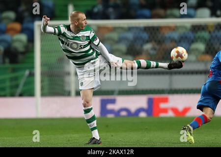 Le défenseur du sport Jeremy Mathieu de France en action pendant la manche de l'UEFA Europa League du match de football de 16 1st jambes Sporting CP vs Viktoria Plzen au stade José Alvalade de Lisbonne, Portugal, sur 8 mars 2018. ( Photo par Pedro Fiúza/NurPhoto) Banque D'Images