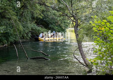 Omis, Croatie-18 août 2022: Groupe de touristes prenant le rafting sur la rivière Cetina, à l'écoute des informations de l'instructeur dans le di Banque D'Images