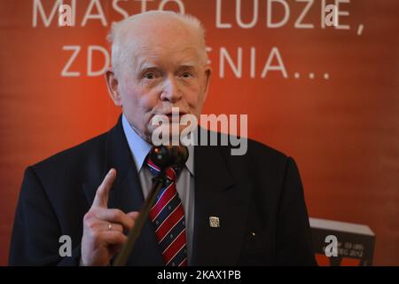 Le professeur Adam Strzgaufz est devenu le lauréat de l'édition de cette année de la médaille « pour la sagesse civique » décernée par le magazine mensuel « Cracovie » lors d'une cérémonie à l'hôtel de ville de Cracovie. Le magazine a rendu hommage au professeur Strzembotz pour ses commentaires perspicaces sur la réalité et la défense de la dignité et de l'indépendance du juge. Lundi, 5 mars 2018, à Cracovie, en Pologne. (Photo par Artur Widak/NurPhoto) Banque D'Images