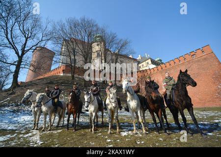 L'armée souterraine polonaise réacteurs de la Seconde Guerre mondiale devant le château de Wawel lors des célébrations de la Journée des soldats maudits à Cracovie. Les soldats maudits (polonais: Zolnierze wykleci) ont appliqué à une variété de mouvements polonais de résistance anti-soviétique ou anti-communiste formés dans les phases ultérieures de la Seconde Guerre mondiale et ses séquelles par certains membres de l'Etat clandestin polonais. Dimanche, 4 mars 2018, à Cracovie, en Pologne. (Photo par Artur Widak/NurPhoto) Banque D'Images