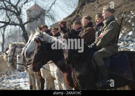 L'armée souterraine polonaise réacteurs de la Seconde Guerre mondiale devant le château de Wawel lors des célébrations de la Journée des soldats maudits à Cracovie. Les soldats maudits (polonais: Zolnierze wykleci) ont appliqué à une variété de mouvements polonais de résistance anti-soviétique ou anti-communiste formés dans les phases ultérieures de la Seconde Guerre mondiale et ses séquelles par certains membres de l'Etat clandestin polonais. Dimanche, 4 mars 2018, à Cracovie, en Pologne. (Photo par Artur Widak/NurPhoto) Banque D'Images