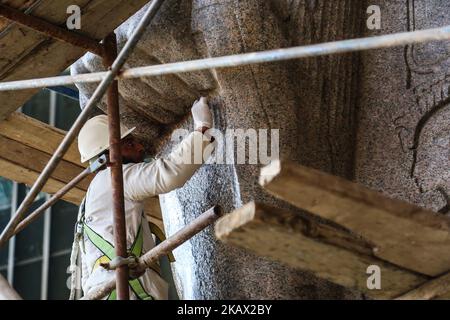 Les ouvriers égyptiens restaurent une statue de granit géante de l'ancien Pharaon égyptien Ramses II à l'Atrium du Grand Musée égyptien (GEM), près des Pyramides de Gizeh, Égypte, 10 mars 2018. La statue a été construite il y a près de 3 000 ans pour être exposée au temple de Ptah dans le vieux Memphis (aujourd'hui mit Rahina à Giza). Il a été déplacé en 1955 sur la place Bab al-Hadid près de la gare du Caire, maintenant connue sous le nom de place Ramses. En 2006, l'ancien ministre de la Culture Farouk Hosni a décidé de déplacer la statue de la place Ramses pour la protéger de la pollution, vers le quartier général du GEM, alors en construction. AF Banque D'Images