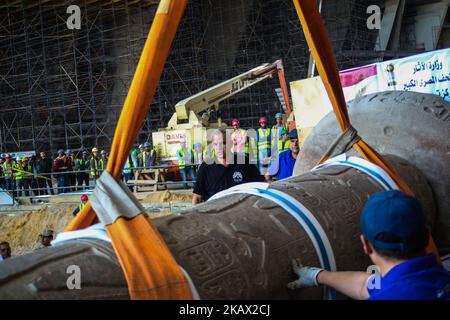 Le pilier de Merneptah, fils de Ramesses II, est transporté par le ministère d'État des Antiquités au Grand Musée égyptien de Gizeh, en Égypte, sur 10 mars 2018. Il pèse 17 tons et mesure 5,60meters. En 2008, il a été transféré à la Citadelle de Salaheddin pour la conservation et la restauration car la zone résidentielle autour de lui souffrait de hauts niveaux d'eau souterraine. Maintenant, il doit être exposé dans l'atrium à la porte d'entrée principale GEM à côté du colosse de son père, le roi Ramses II (Photo de Fayed El-Geziry /NurPhoto) Banque D'Images