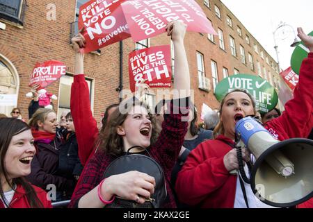 De jeunes manifestants de toute l'Irlande se réunissent pour le rassemblement All-Ireland Rally for Life (Save the 8th) - mars pour sauver l'amendement de 8th à la constitution irlandaise qui protège leur droit à la vie, et interdit l'avortement. Samedi, 10 mars 2017, Dublin, Irlande. Le gouvernement irlandais a confirmé qu’il tiendra un référendum sur la réforme des lois strictes contre l’avortement d’ici la fin du mois de mai. Article 40.3.3 – connu sous le nom de huitième amendement de la Constitution irlandaise reconnaît le droit égal à la vie de la mère et de l'enfant à naître. Si le vote est favorable à l'abrogation, le gouvernement Banque D'Images