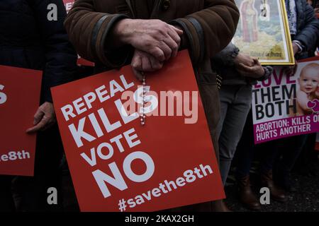 Les manifestants tiennent un panneau anti-avortement pendant le Rallye All-Ireland pour la vie (Save the 8th) - mars pour sauver l'amendement de 8th à la constitution irlandaise qui protège leur droit à la vie, et interdit l'avortement. Samedi, 10 mars 2017, Dublin, Irlande. Le gouvernement irlandais a confirmé qu’il tiendra un référendum sur la réforme des lois strictes contre l’avortement d’ici la fin du mois de mai. Article 40.3.3 – connu sous le nom de huitième amendement de la Constitution irlandaise reconnaît le droit égal à la vie de la mère et de l'enfant à naître. Si le vote est favorable à l'abrogation, le gouvernement est ex Banque D'Images