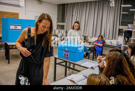 Jérusalem, Israël. 01st novembre 2022. Une israélienne a fait son bulletin de vote dans un bureau de vote lors des élections générales de 2022 à tel-Aviv. Avec plus de 90% des votes comptés, l'ancien Premier ministre israélien Benjamin Netanyahu et son bloc de partis sont prêts à remporter 65 sièges sur les 120 sièges du Parlement. Un retour pour Nétanyahou, le bloc religieux et nationaliste d’extrême droite qu’il dirige. Crédit : SOPA Images Limited/Alamy Live News Banque D'Images