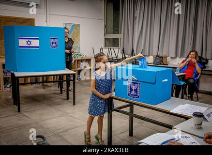 Jérusalem, Israël. 01st novembre 2022. Une jeune fille lance le scrutin de ses mères dans un bureau de vote de tel Aviv. Avec plus de 90% des votes comptés, l'ancien Premier ministre israélien Benjamin Netanyahu et son bloc de partis sont prêts à remporter 65 sièges sur les 120 sièges du Parlement. Un retour pour Nétanyahou, le bloc religieux et nationaliste d’extrême droite qu’il dirige. Crédit : SOPA Images Limited/Alamy Live News Banque D'Images