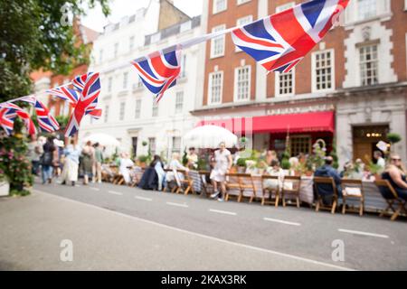 Les gens se rassemblent lors d'une fête de rue à Mayfair, dans le centre de Londres, le deuxième jour du week-end du Jubilé de platine. Banque D'Images