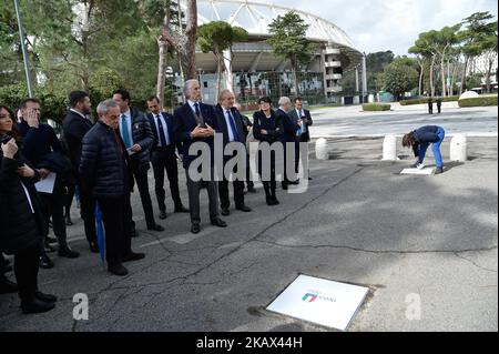 Le Walk of Fame est enrichi de 5 échantillons supplémentaires. Le long de la via Olimpiadi, qui mène directement au stade olympique de Rome, de nouvelles plaques ont été ajoutées à cinq champions bleus qui ne sont plus en activité : Le capitaine et défenseur national historique de Milan, Paolo Maldini, le nageur Massimiliano Rosolino, le coureur de fond Luigi Beccali, le cycliste Ercole Baldini et le joueur de volley-ball Samuele Papi, le 12 mars 2018 à Rome, en Italie. (Photo par Silvia Lore/NurPhoto) Banque D'Images