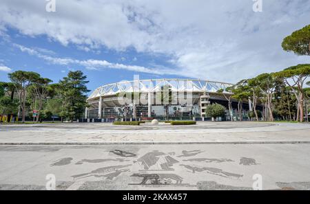 Le Walk of Fame est enrichi de 5 échantillons supplémentaires. Le long de la via Olimpiadi, qui mène directement au stade olympique de Rome, de nouvelles plaques ont été ajoutées à cinq champions bleus qui ne sont plus en activité : Le capitaine et défenseur national historique de Milan, Paolo Maldini, le nageur Massimiliano Rosolino, le coureur de fond Luigi Beccali, le cycliste Ercole Baldini et le joueur de volley-ball Samuele Papi, le 12 mars 2018 à Rome, en Italie. (Photo par Silvia Lore/NurPhoto) Banque D'Images