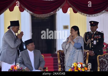 Le chef de la justice, Gopal Parajili, salue mercredi le nouveau président élu du Népal Bidhya Devi Bhandari au Shital Niwas, à Katmandou, au Népal, à 14 mars 2018. (Photo de Narayan Maharajan/NurPhoto) Banque D'Images
