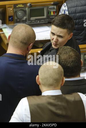 La députée Nadia Savchenko s'entretient avec ses collègues au cours de la session, alors qu'elle revenait après avoir été interrogée par SSU. La session du Parlement ukrainien (Verkhovna Rada) à Kiev, Ukraine, 15 mars 2018. (Photo par Sergii Kharchenko/NurPhoto) Banque D'Images