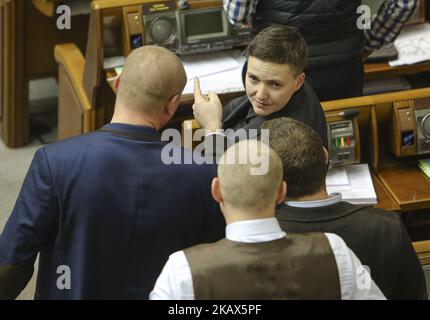 La députée Nadia Savchenko s'entretient avec ses collègues au cours de la session, alors qu'elle revenait après avoir été interrogée par SSU. La session du Parlement ukrainien (Verkhovna Rada) à Kiev, Ukraine, 15 mars 2018. (Photo par Sergii Kharchenko/NurPhoto) Banque D'Images