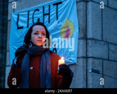 Des centaines de personnes se sont rassemblées sur la place Dom à Utrecht, aux pays-Bas, sur 15 mars 2018 pour sensibiliser, appeler à la paix, exiger la fin de la violence continue et implacable en Syrie mais aussi dans le monde. Sur 15 mars, la guerre civile syrienne entre dans sa huitième année. Pendant ce temps, plus de 465 000 000 Syriens ont été tués dans les combats, plus d'un million de blessés et plus de 12 millions, la moitié de la population d'avant-guerre du pays ont été déplacés de leurs foyers. (Photo par Romy Arroyo Fernandez/NurPhoto) Banque D'Images