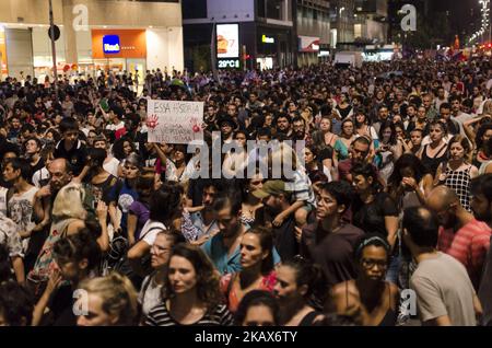 Des milliers de personnes (il n'y a pas d'estimation officielle) se rassemblent dans l'avenue Paulista, dans le centre de Sao Paulo, dans une manifestation à la mémoire de Marielle Franco, tué ce mercredi à Rio de Janeiro. Le signe dit, en portugais, "cette histoire, mal racontée, ne rime pas avec la vérité". Grandi dans un bidonville, Marielle était conseillère municipale de Rio et militante contre la violence policière dans les quartiers pauvres de la ville. Au cours des dernières semaines, elle a été chargée d'enquêter sur l'intervention militaire à Rio et a dénoncé le meurtre de yougnsters par des policiers à Acari, une banlieue de Rio de Janeiro. Les enquêteurs bélie Banque D'Images