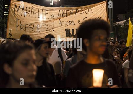 Des milliers de personnes (il n'y a pas d'estimation officielle) se rassemblent dans l'avenue Paulista, dans le centre de Sao Paulo, dans une manifestation à la mémoire de Marielle Franco, tué ce mercredi à Rio de Janeiro. Le panneau dit, en portugais, 'marielle et Anderson sont ici. Aujourd'hui et jamais ». Grandi dans un bidonville, Marielle était conseillère municipale de Rio et militante contre la violence policière dans les quartiers pauvres de la ville. Au cours des dernières semaines, elle a été chargée d'enquêter sur l'intervention militaire à Rio et a dénoncé le meurtre de yougnsters par des policiers à Acari, une banlieue de Rio de Janeiro. Les enquêteurs croient qu'elle a Banque D'Images