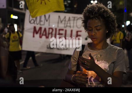 Des milliers de personnes (il n'y a pas d'estimation officielle) se rassemblent dans l'avenue Paulista, dans le centre de Sao Paulo, dans une manifestation à la mémoire de Marielle Franco, tué ce mercredi à Rio de Janeiro. Le panneau dit, en portugais, 'qui a tué Marielle?'. Grandi dans un bidonville, Marielle était conseillère municipale de Rio et militante contre la violence policière dans les quartiers pauvres de la ville. Au cours des dernières semaines, elle a été chargée d'enquêter sur l'intervention militaire à Rio et a dénoncé le meurtre de yougnsters par des policiers à Acari, une banlieue de Rio de Janeiro. Les enquêteurs croient qu'elle a été exécutée - elle était SH Banque D'Images