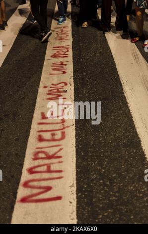 Des milliers de personnes (il n'y a pas d'estimation officielle) se rassemblent dans l'avenue Paulista, dans le centre de Sao Paulo, dans une manifestation à la mémoire de Marielle Franco, tué ce mercredi à Rio de Janeiro. Le signe dit, en portugais, 'arielle, une femme noire de plus morte'. Grandi dans un bidonville, Marielle était conseillère municipale de Rio et militante contre la violence policière dans les quartiers pauvres de la ville. Au cours des dernières semaines, elle a été chargée d'enquêter sur l'intervention militaire à Rio et a dénoncé le meurtre de yougnsters par des policiers à Acari, une banlieue de Rio de Janeiro. Les enquêteurs croient qu'elle était bourreau Banque D'Images