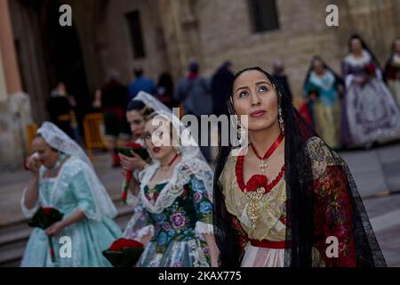 Les Fallouas habillés en costume traditionnel se préparent à présenter des fleurs à Sainte Marie lors du festival de Las Fallas à 17 mars 2018, à Valence, en Espagne. Les Fallas est le festival international le plus valencias, qui s'étend de 15 mars à 19 mars et célèbre l'arrivée du printemps avec des feux d'artifice, des fiestas et des feux d'artifice faits par de grandes marionnettes appelées Ninots. Au cours des mois précédant cette fête unique, beaucoup de travail et de dévouement est mis dans la préparation des statues monumentales et éphémères en carton qui seront dévorées par les flammes. Le festival a été désigné comme C immatériel de l'UNESCO Banque D'Images