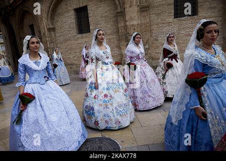 Les Fallouas habillés en costume traditionnel se préparent à présenter des fleurs à Sainte Marie lors du festival de Las Fallas à 17 mars 2018, à Valence, en Espagne. Les Fallas est le festival international le plus valencias, qui s'étend de 15 mars à 19 mars et célèbre l'arrivée du printemps avec des feux d'artifice, des fiestas et des feux d'artifice faits par de grandes marionnettes appelées Ninots. Au cours des mois précédant cette fête unique, beaucoup de travail et de dévouement est mis dans la préparation des statues monumentales et éphémères en carton qui seront dévorées par les flammes. Le festival a été désigné comme C immatériel de l'UNESCO Banque D'Images