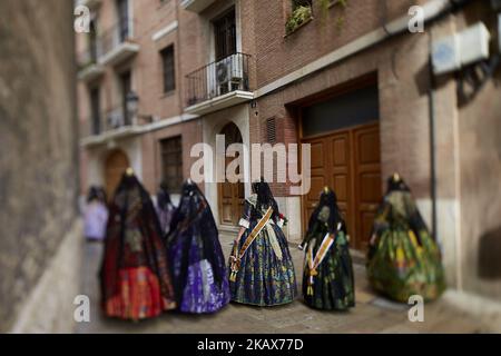 (NOTE DE LA RÉDACTION: L'image a été prise avec un objectif à bascule) Fallouas vêtus de costume traditionnel préparer à présenter des fleurs à Sainte Marie lors du festival Las Fallas sur 17 mars 2018 à Valence, Espagne. Les Fallas est le festival international le plus valencias, qui s'étend de 15 mars à 19 mars et célèbre l'arrivée du printemps avec des feux d'artifice, des fiestas et des feux d'artifice faits par de grandes marionnettes appelées Ninots. Au cours des mois précédant cette fête unique, beaucoup de travail et de dévouement est mis dans la préparation des statues monumentales et éphémères en carton qui seront dévorées par le f Banque D'Images