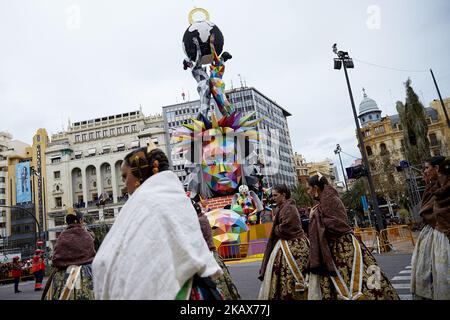 Fallouas habillés en costume traditionnel promenez-vous devant une Fallout pendant le festival de Las Fallas sur 17 mars 2018 à Valence, Espagne. Les Fallas est le festival international le plus valencias, qui s'étend de 15 mars à 19 mars et célèbre l'arrivée du printemps avec des feux d'artifice, des fiestas et des feux d'artifice faits par de grandes marionnettes appelées Ninots. Au cours des mois précédant cette fête unique, beaucoup de travail et de dévouement est mis dans la préparation des statues monumentales et éphémères en carton qui seront dévorées par les flammes. Le festival a été désigné Patrimoine culturel immatériel de Hum par l'UNESCO Banque D'Images