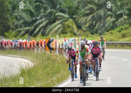 Le peloton pendant la phase d'ouverture, a 147,9km de Kangar à Kulim, du 2018 le Tour de Langkawi. Le dimanche, 18 mars 2018, à Kangar, Kedah, Malaisie. (Photo par Artur Widak/NurPhoto) Banque D'Images