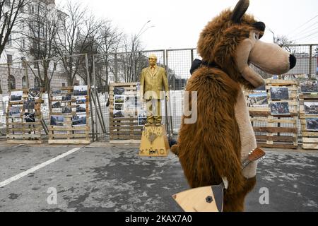 Les militants et les partisans de différents partis nationalistes ukrainiens se présentent avec une figure représentant le président russe Vladimir Poutine lors de leur action visant à bloquer l'accès des citoyens russes qui vivent en Ukraine au comité électoral et au bureau de vote de l'ambassade russe à Kiev, Ukraine, le 18 mars 2018. (Photo de Maxym Marusenko/NurPhoto) Banque D'Images