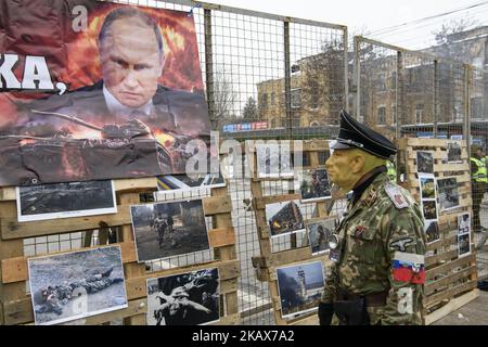 Les militants et les partisans de différents partis nationalistes ukrainiens se présentent avec une figure représentant le président russe Vladimir Poutine lors de leur action visant à bloquer l'accès des citoyens russes qui vivent en Ukraine au comité électoral et au bureau de vote de l'ambassade russe à Kiev, Ukraine, le 18 mars 2018. (Photo de Maxym Marusenko/NurPhoto) Banque D'Images