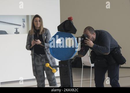 Un photographe prend une photo de la sculpture « Femme et oiseau » lors de l'inauguration de l'exposition Joan Miró Esculturas 1928-1982 au Centre Botin de Santander, Espagne, le 19 mars 2018. Cette exposition anthologique rassemble pour la première fois plus d'une centaine d'œuvres de l'artiste. Peut être apprécié de 20 mars à 2 septembre 2018, constituant un jalon dans l'approche du processus sculptural de l'artiste Joan Miró, puisqu'il y a des œuvres de ses débuts en 1928 jusqu'à sa dernière étape 1982. (Photo de Joaquin Gomez Sastre/NurPhoto) Banque D'Images