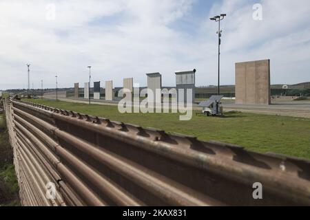 Huit prototypes de murs frontaliers sont exposés à Otay Mesa, une communauté dans la partie sud de la ville de San Diego, juste au nord de la frontière entre les États-Unis et le Mexique, près de la frontière entre les États-Unis et le Mexique, vu de Tijuana, au Mexique, dimanche, au 18 mars 2018. Le président Donald Trump a inspecté les prototypes mardi, 13 mars 2018. (Photo par Yichuan Cao/NurPhoto) Banque D'Images