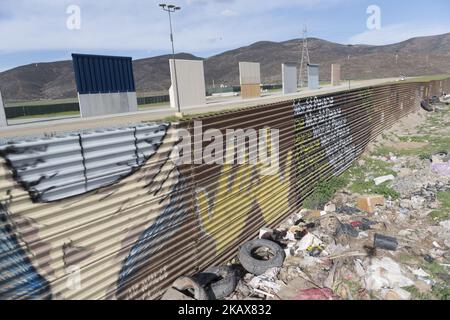 Huit prototypes de murs frontaliers sont exposés à Otay Mesa, une communauté dans la partie sud de la ville de San Diego, juste au nord de la frontière entre les États-Unis et le Mexique, près de la frontière entre les États-Unis et le Mexique, vu de Tijuana, au Mexique, dimanche, au 18 mars 2018. Le président Donald Trump a inspecté les prototypes mardi, 13 mars 2018. (Photo par Yichuan Cao/NurPhoto) Banque D'Images