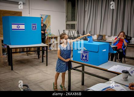 Jérusalem, Israël. 01st novembre 2022. Une jeune fille lance le scrutin de ses mères dans un bureau de vote de tel Aviv. Avec plus de 90% des votes comptés, l'ancien Premier ministre israélien Benjamin Netanyahu et son bloc de partis sont prêts à remporter 65 sièges sur les 120 sièges du Parlement. Un retour pour Nétanyahou, le bloc religieux et nationaliste d’extrême droite qu’il dirige. (Photo par Eyal Warshavsky/ SOPA Images/Sipa USA) crédit: SIPA USA/Alay Live News Banque D'Images