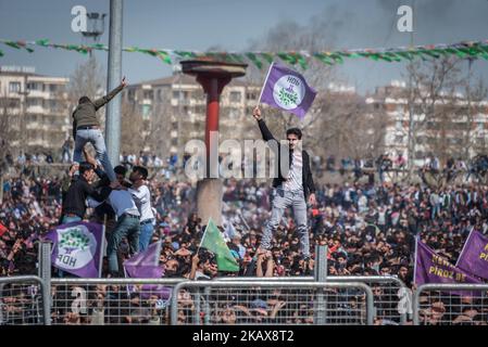 Des dizaines de milliers de Kurdes ont fêté Newroz, le nouvel an kurde, à Diyarbakir, en Turquie, le 21 mars 2018. (Photo de Diego Cupolo/NurPhoto) Banque D'Images