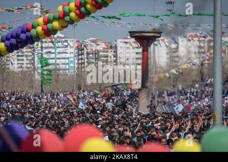 Des dizaines de milliers de Kurdes ont fêté Newroz, le nouvel an kurde, à Diyarbakir, en Turquie, le 21 mars 2018. (Photo de Diego Cupolo/NurPhoto) Banque D'Images