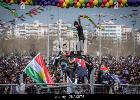 Des dizaines de milliers de Kurdes ont fêté Newroz, le nouvel an kurde, à Diyarbakir, en Turquie, le 21 mars 2018. (Photo de Diego Cupolo/NurPhoto) Banque D'Images