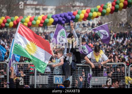 Des dizaines de milliers de Kurdes ont fêté Newroz, le nouvel an kurde, à Diyarbakir, en Turquie, le 21 mars 2018. (Photo de Diego Cupolo/NurPhoto) Banque D'Images