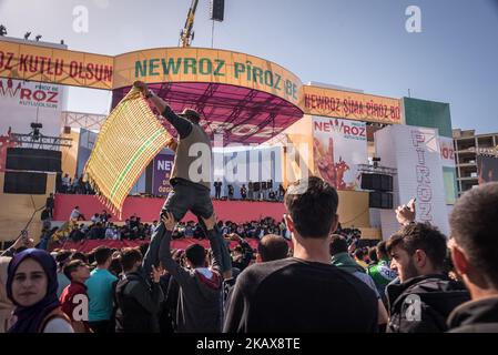 Des dizaines de milliers de Kurdes ont fêté Newroz, le nouvel an kurde, à Diyarbakir, en Turquie, le 21 mars 2018. (Photo de Diego Cupolo/NurPhoto) Banque D'Images