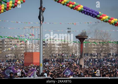 Des dizaines de milliers de Kurdes ont fêté Newroz, le nouvel an kurde, à Diyarbakir, en Turquie, le 21 mars 2018. (Photo de Diego Cupolo/NurPhoto) Banque D'Images