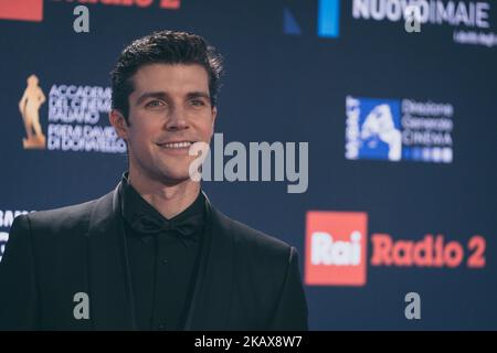 Roberto Bolle marche un tapis rouge avant la cérémonie de remise des prix David Di Donatello 62nd sur 21 mars 2018 à Rome, en Italie. (Photo par Luca Carlino/NurPhoto) Banque D'Images