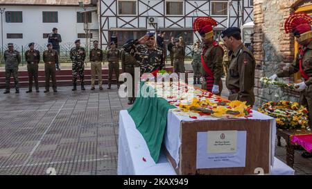 Les gardes d'honneur des policiers indiens honorent leur camarade, Deepak Thusoo, tué dans une bataille d'armes à feu avec des rebelles présumés, lors de la cérémonie de dépôt de sa couronne au siège de la police, sur 22 mars 2018, à Srinagar, la capitale estivale du Cachemire administré par l'Inde. Une cérémonie de dépôt de couronnes a eu lieu aujourd'hui par la police indienne pour leur camarade, tué dans une bataille d'armes de près de 48 heures avec des militants, dans la forêt dense de Kupwara, au nord du Cachemire. Cinq forces armées indiennes et cinq militants ont été tués lors d'une bataille d'armes à feu dans le district de Kashmis Kupwara, dans le nord du pays. La bataille des armes à feu a commencé mardi après Banque D'Images